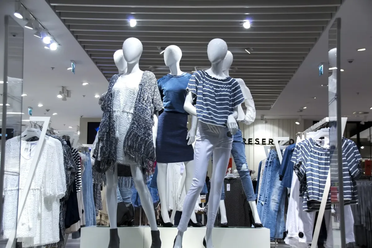 Damskie kamizelki – odzież, która zmienia look. Jakie wersje noszą w tym sezonie gwiazdy?